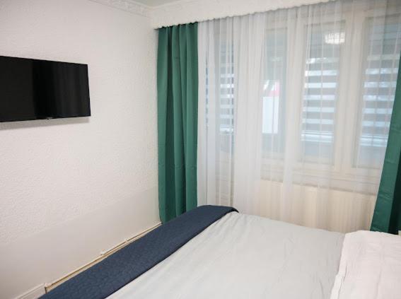 Escape Aparthotel Сучава Экстерьер фото